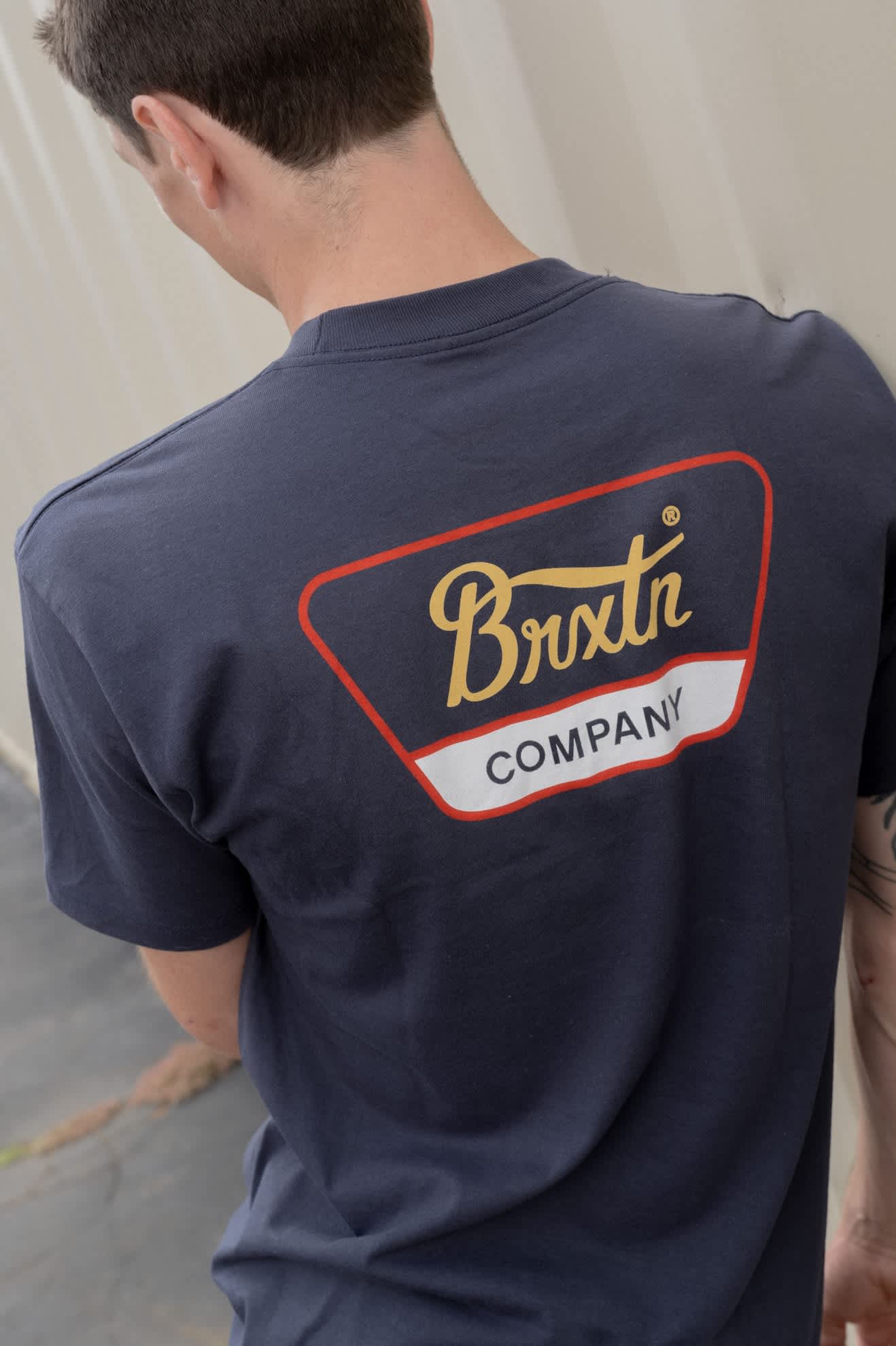 brixton-linwood-t-shirt-navy-rot-kupfer-mit-print image 3