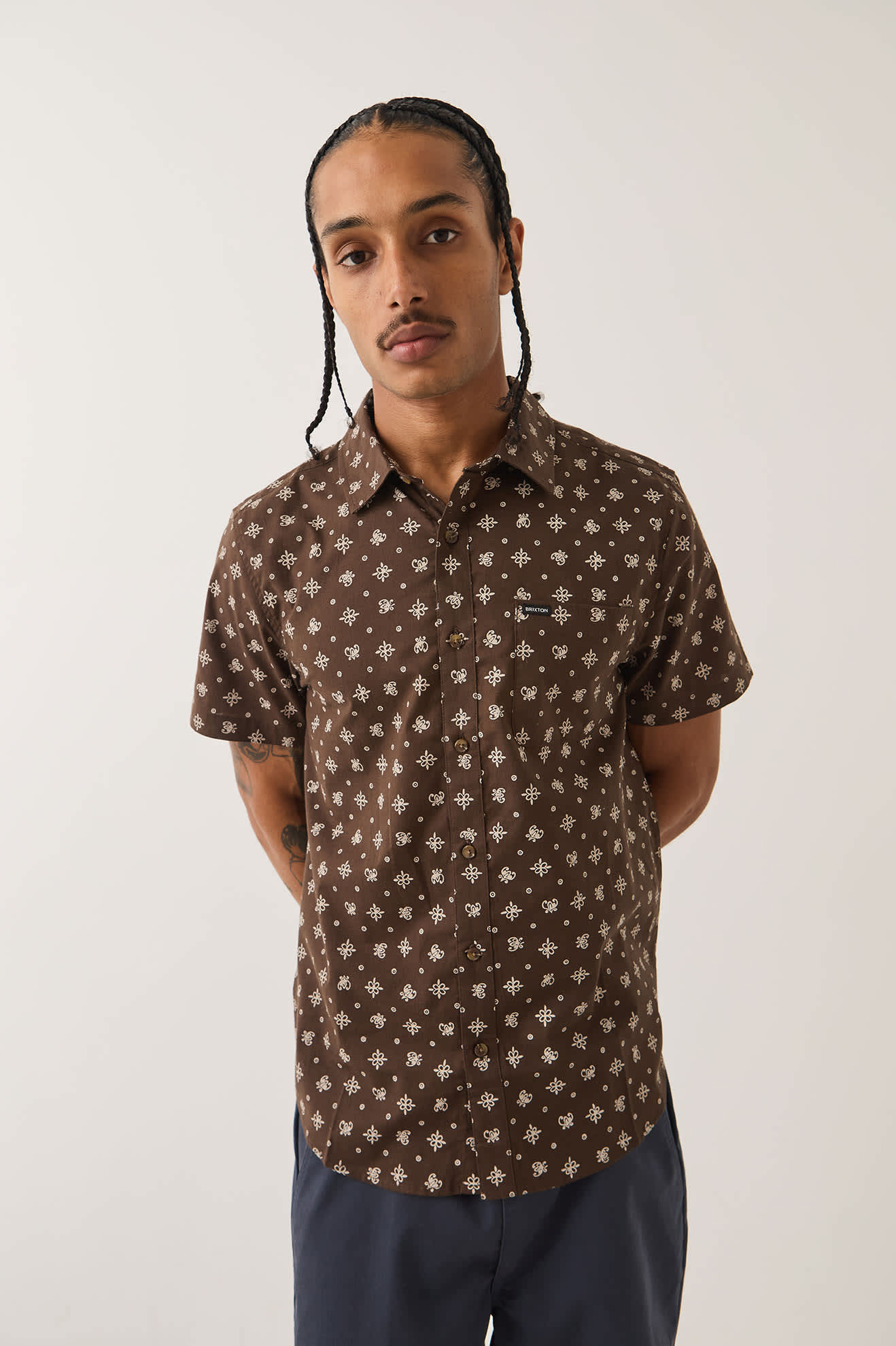 brixton-charter-print-kurzarmhemd-walnut-brown-bandana image 5