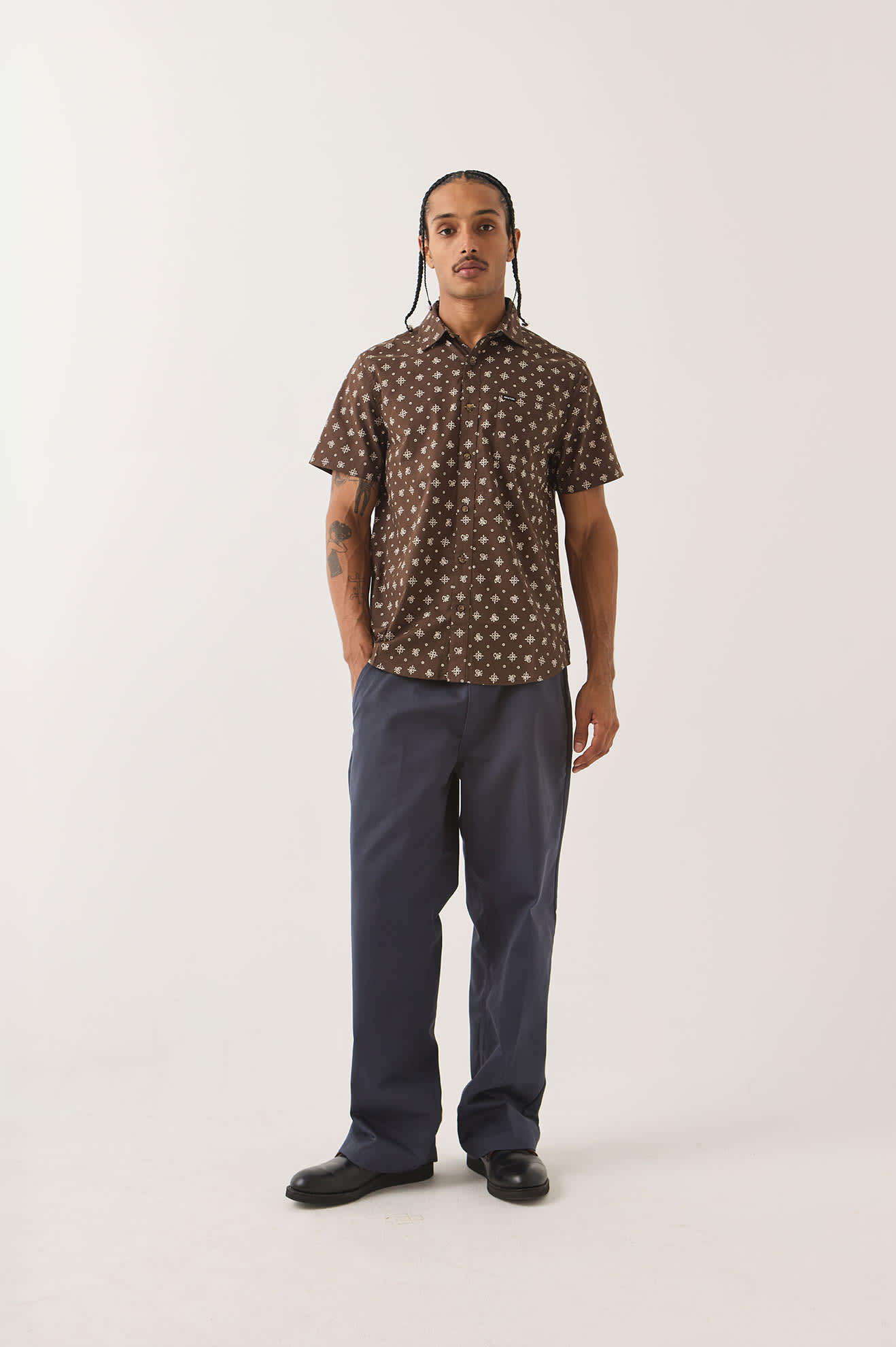 brixton-charter-print-kurzarmhemd-walnut-brown-bandana image 2