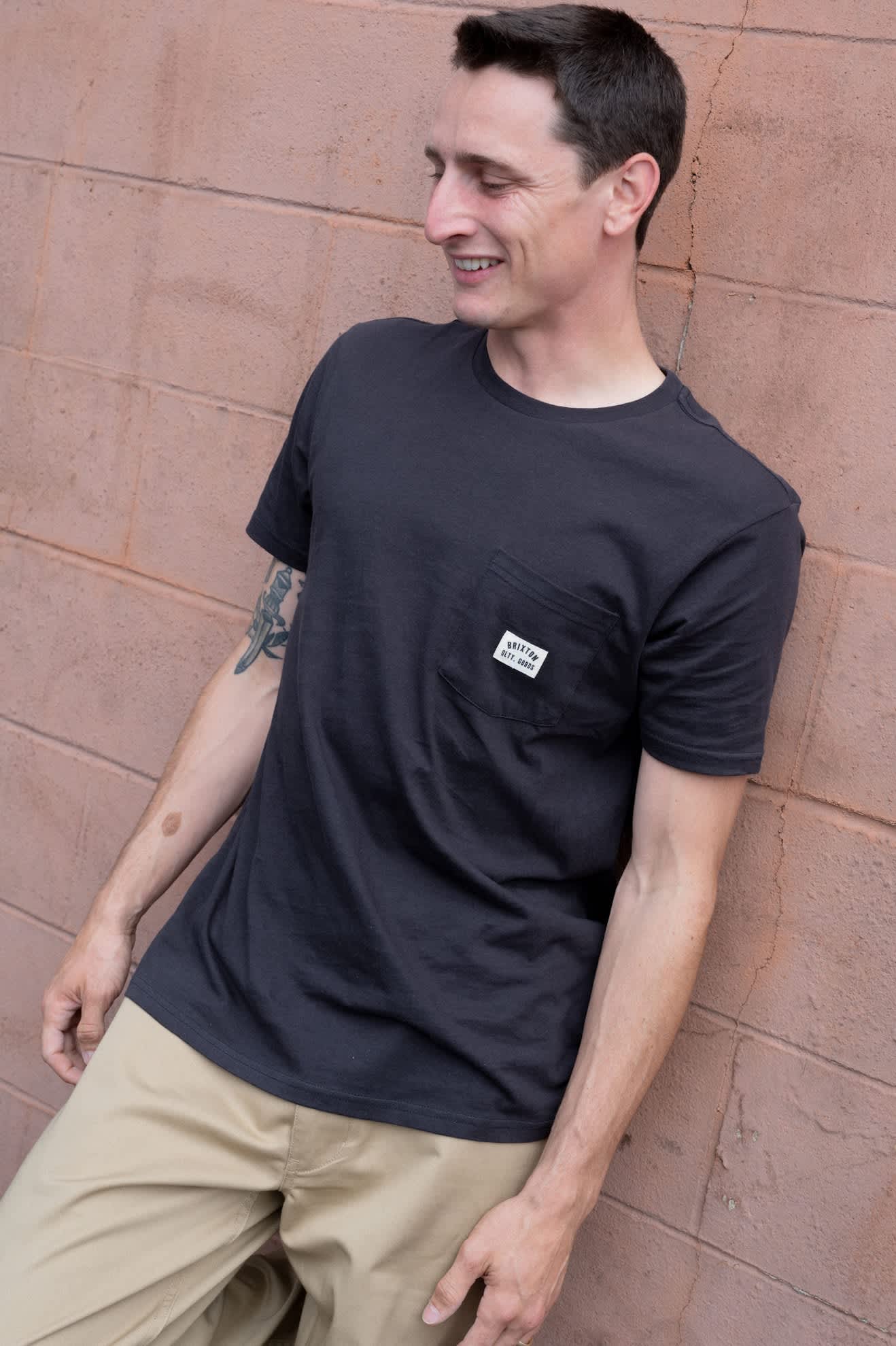 brixton-woodburn-pocket-t-shirt-herren-schwarz-baumwolle image 2