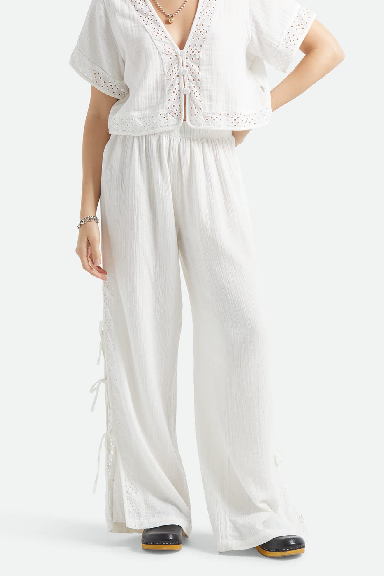 brixton-seaside-eyelet-hose-weiss-wide-leg-baumwolle image 3