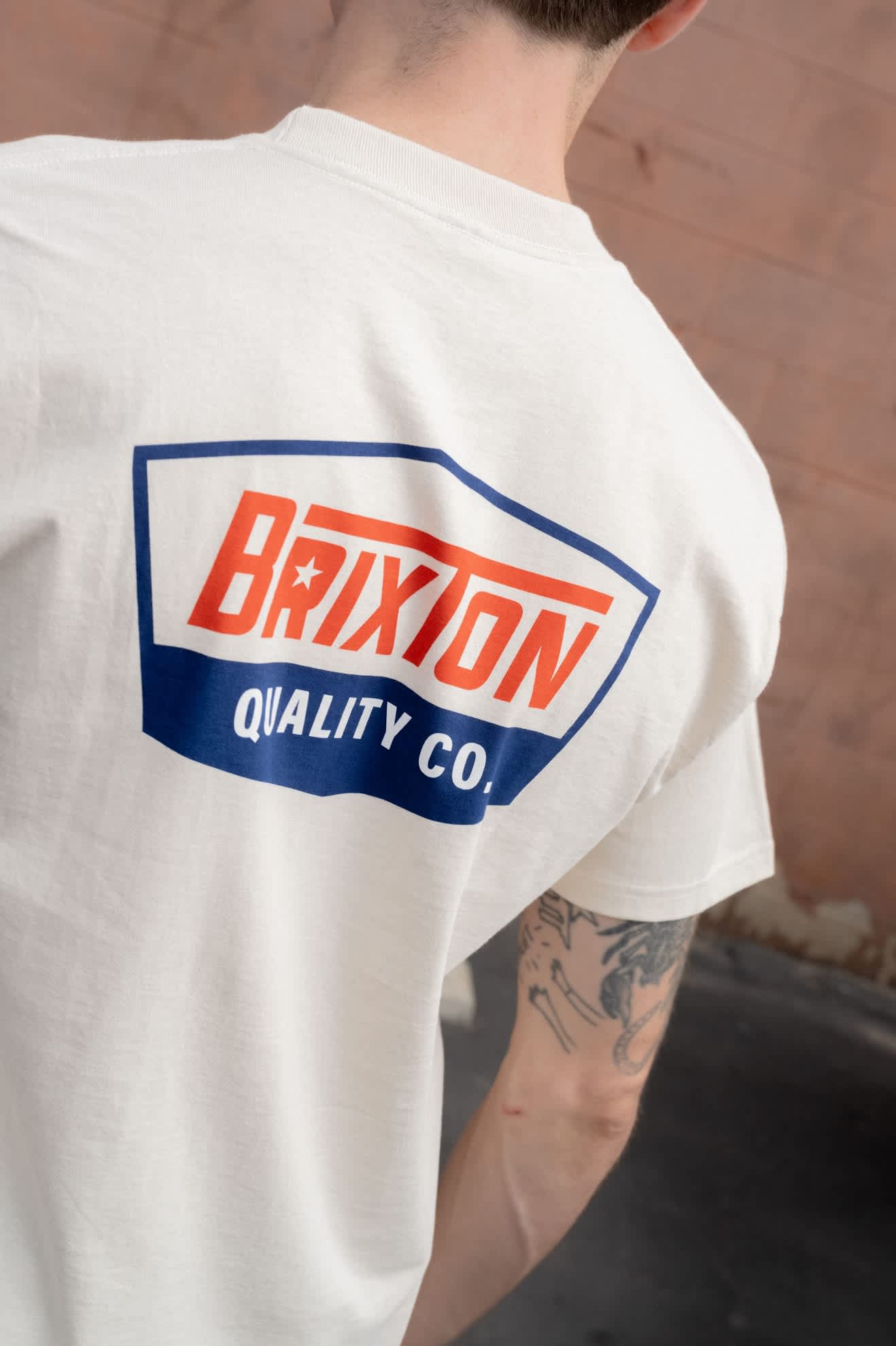 brixton-regal-star-t-shirt-herren-creme-navy-rot image 5