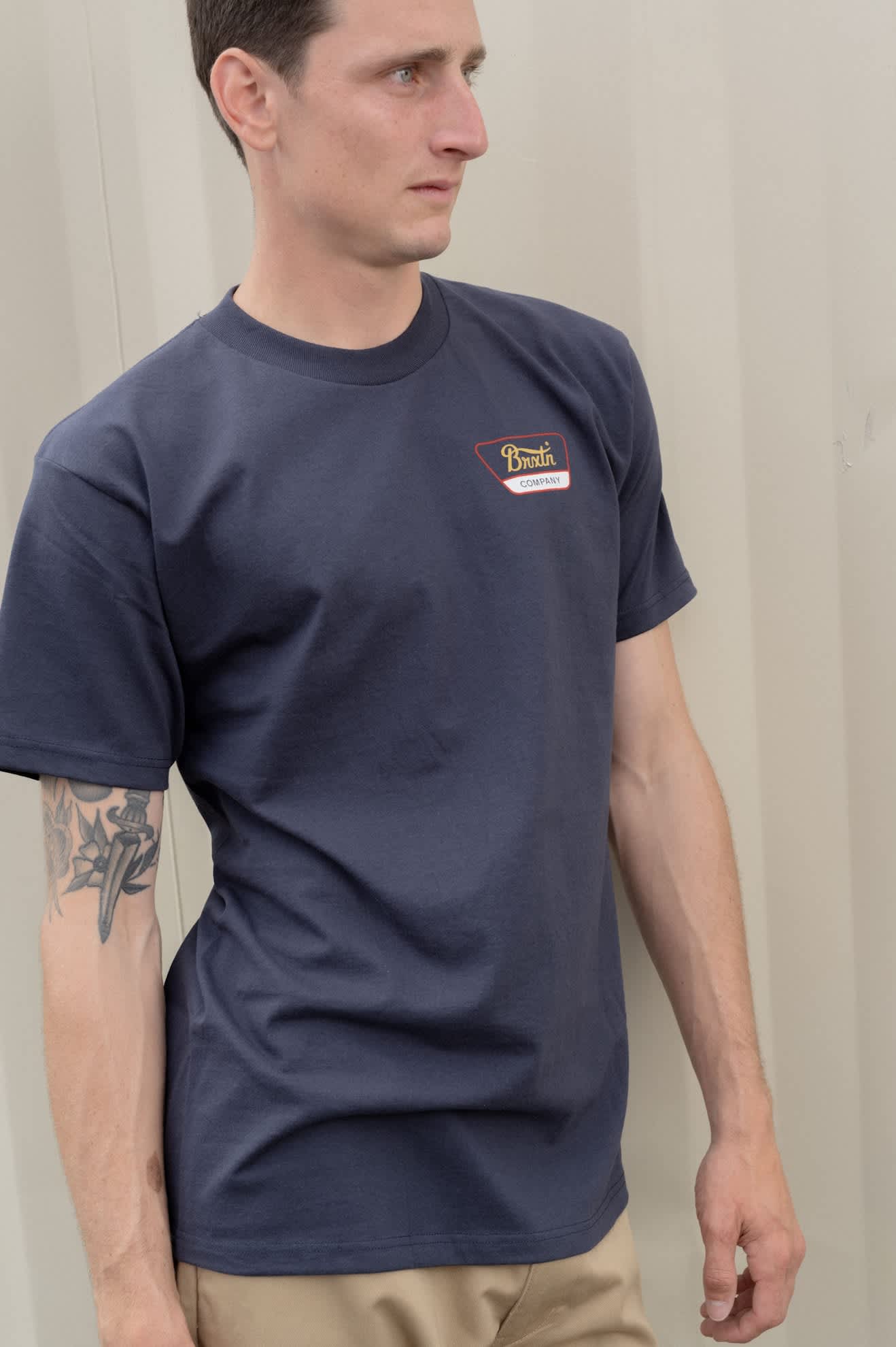 brixton-linwood-t-shirt-navy-rot-kupfer-mit-print image 2