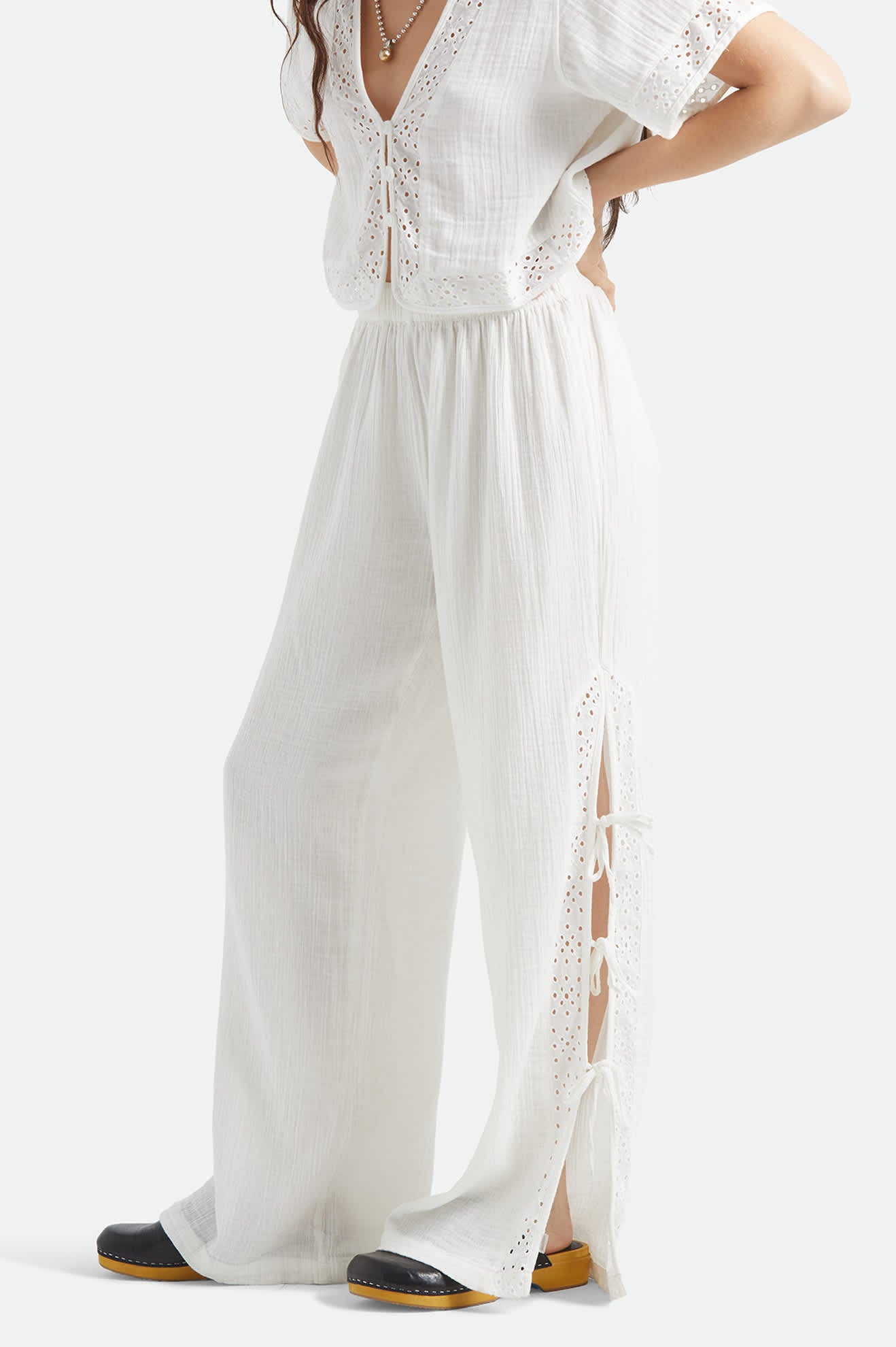 brixton-seaside-eyelet-hose-weiss-wide-leg-baumwolle image 4
