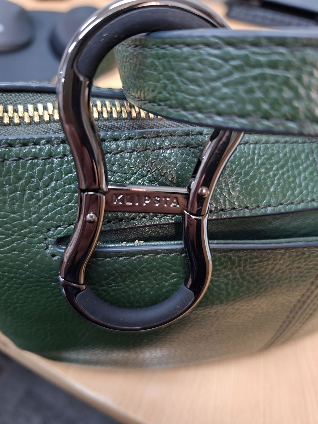 Hält Tasche
