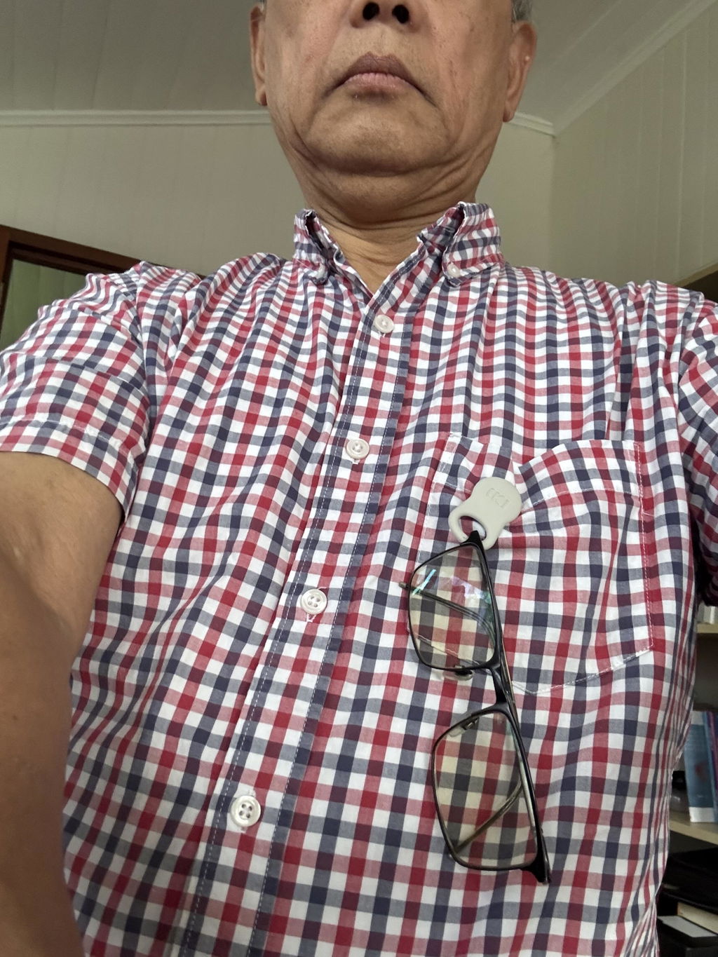 Hält am Shirt