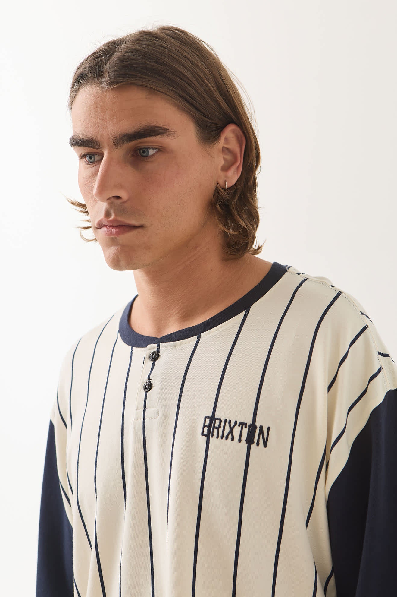 brixton-boxy-baseball-langarmshirt-off-white-stripe-washed-navy image 3
