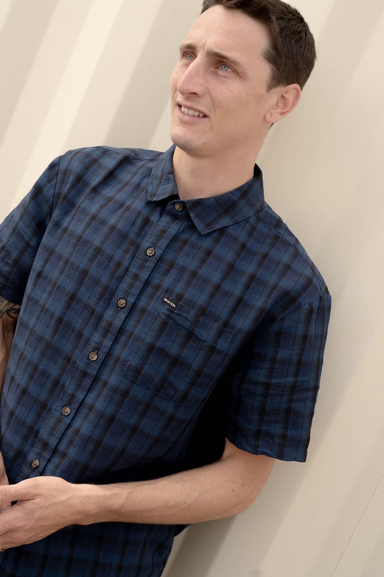 brixton-cru-linen-kurzarmhemd-dark-blue-black-plaid image 6