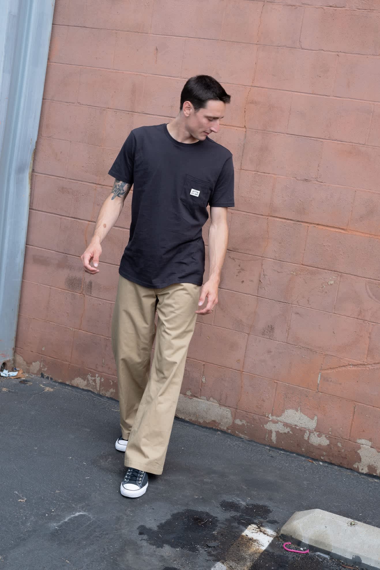 brixton-woodburn-pocket-t-shirt-herren-schwarz-baumwolle image 5