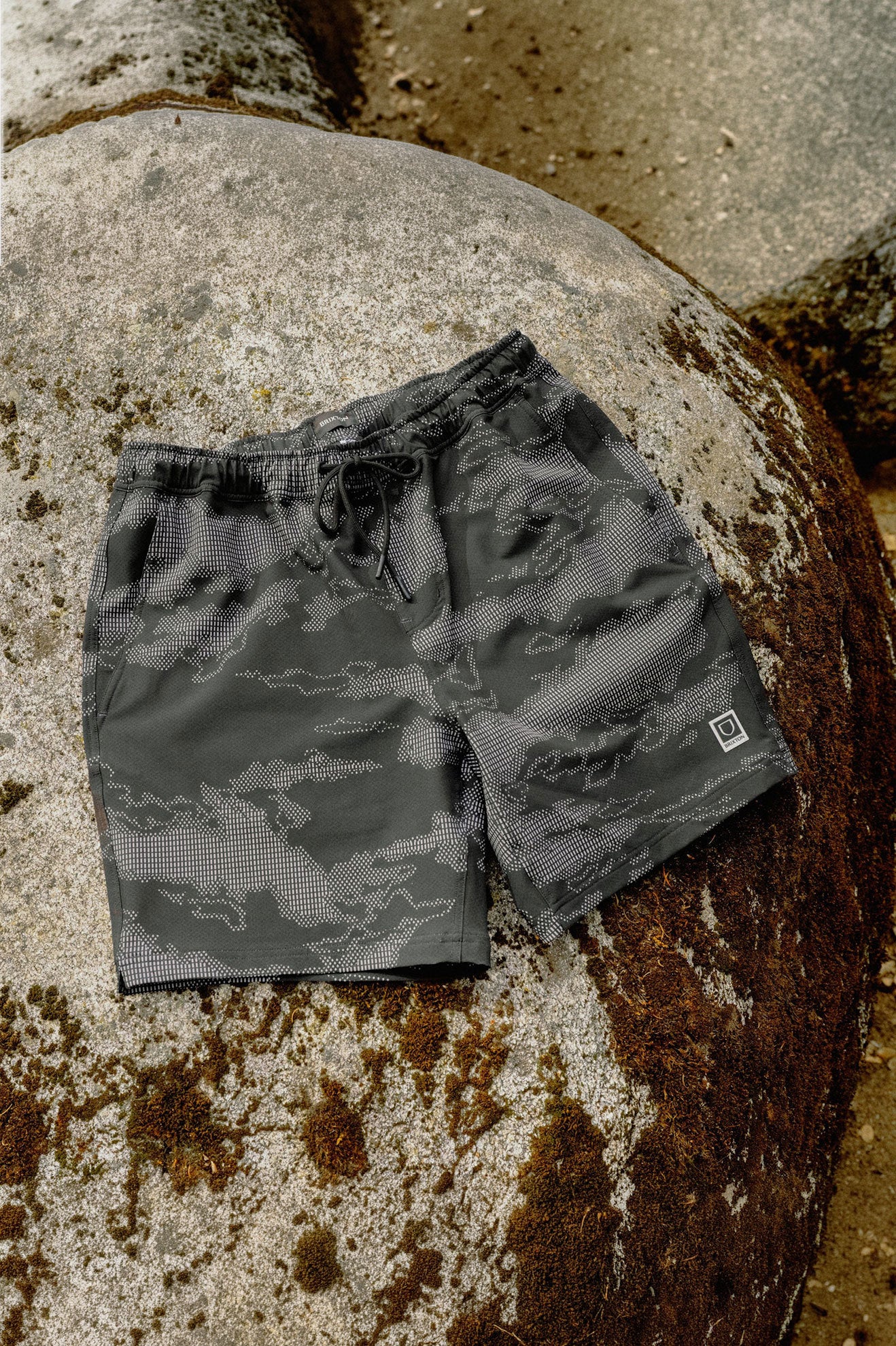 brixton-journey-active-short-black-camo-sportshorts-herren image 1