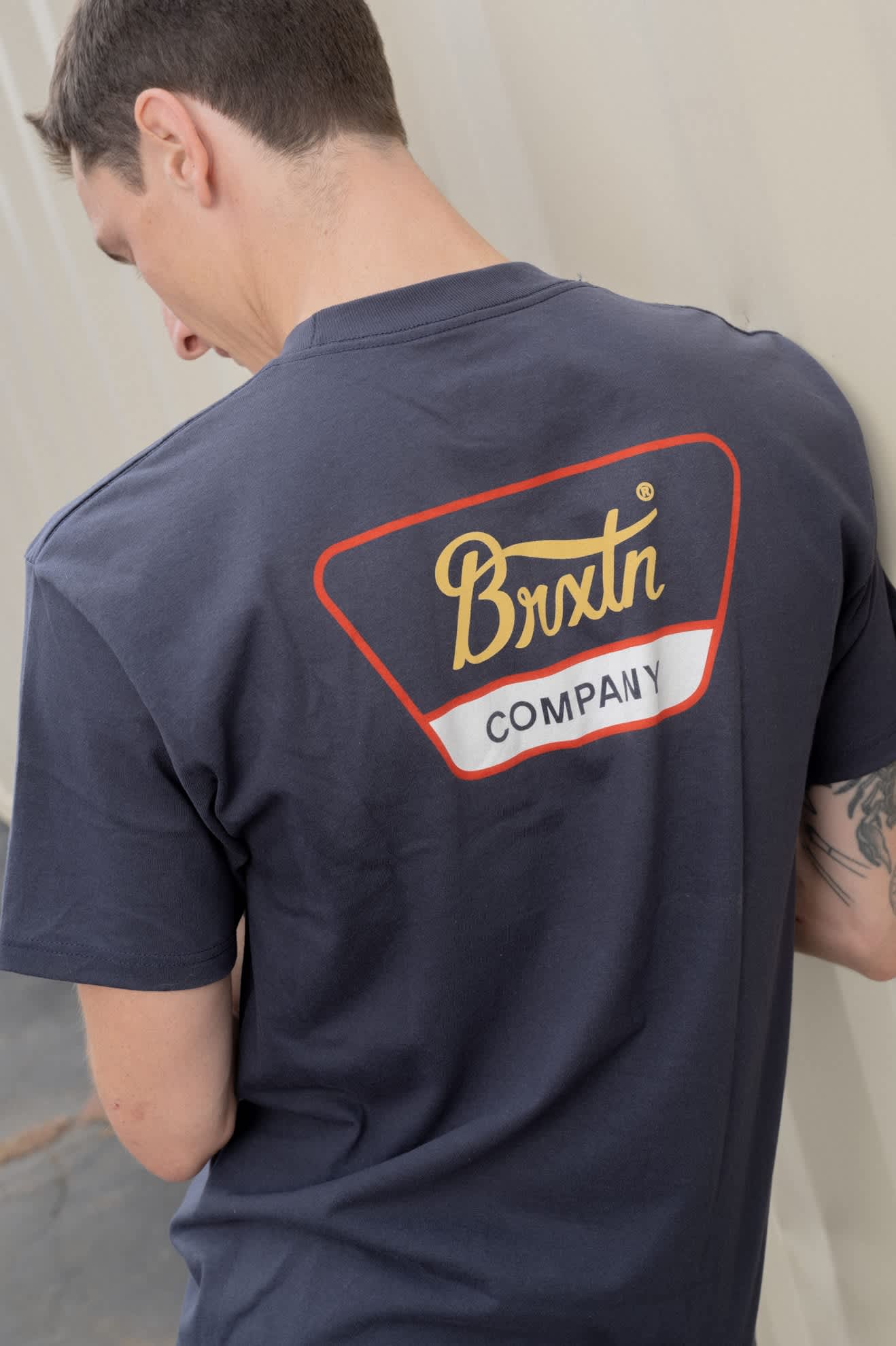 brixton-linwood-t-shirt-navy-rot-kupfer-mit-print image 5