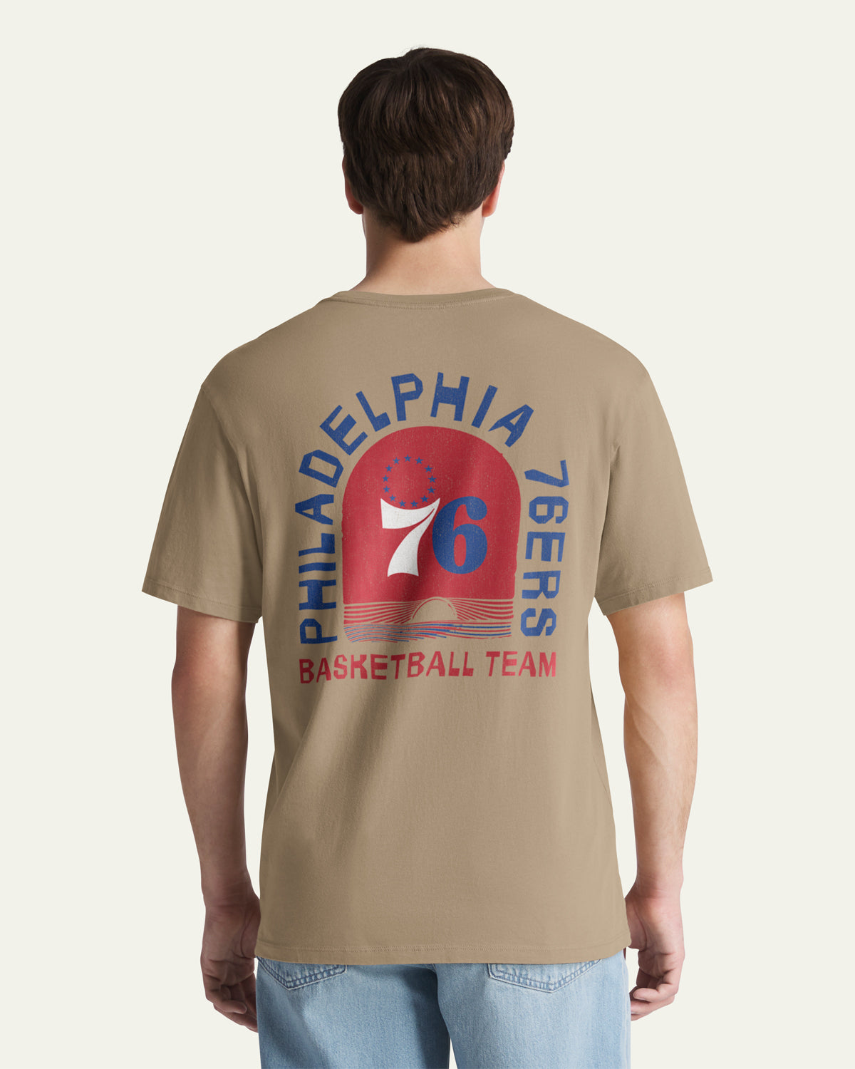 47-everyday-tee-bleacher-beach-t-shirt-76ers-khaki-herren image 1