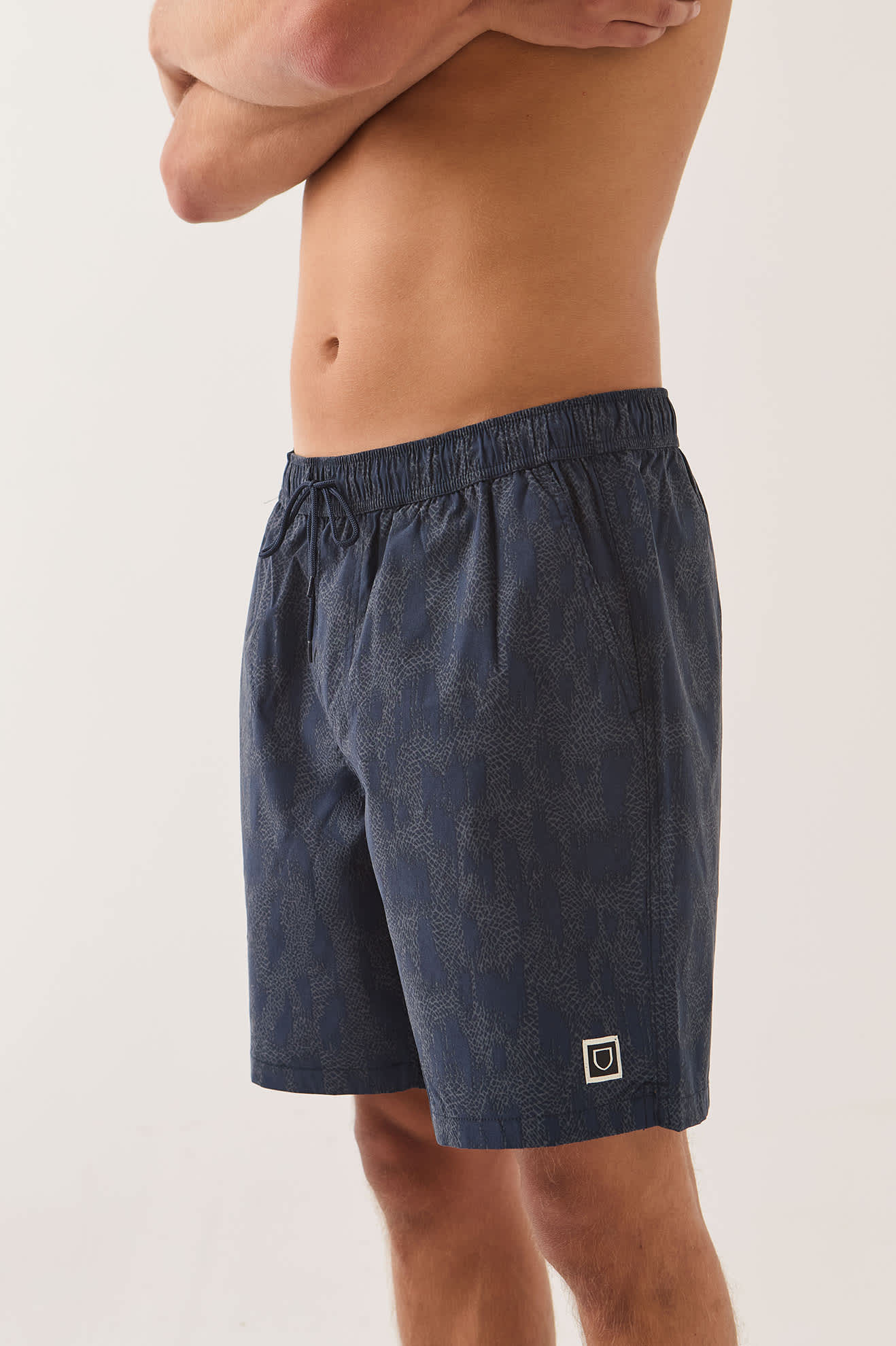 brixton-everyday-hybrid-short-7-washed-navy-crackle image 3