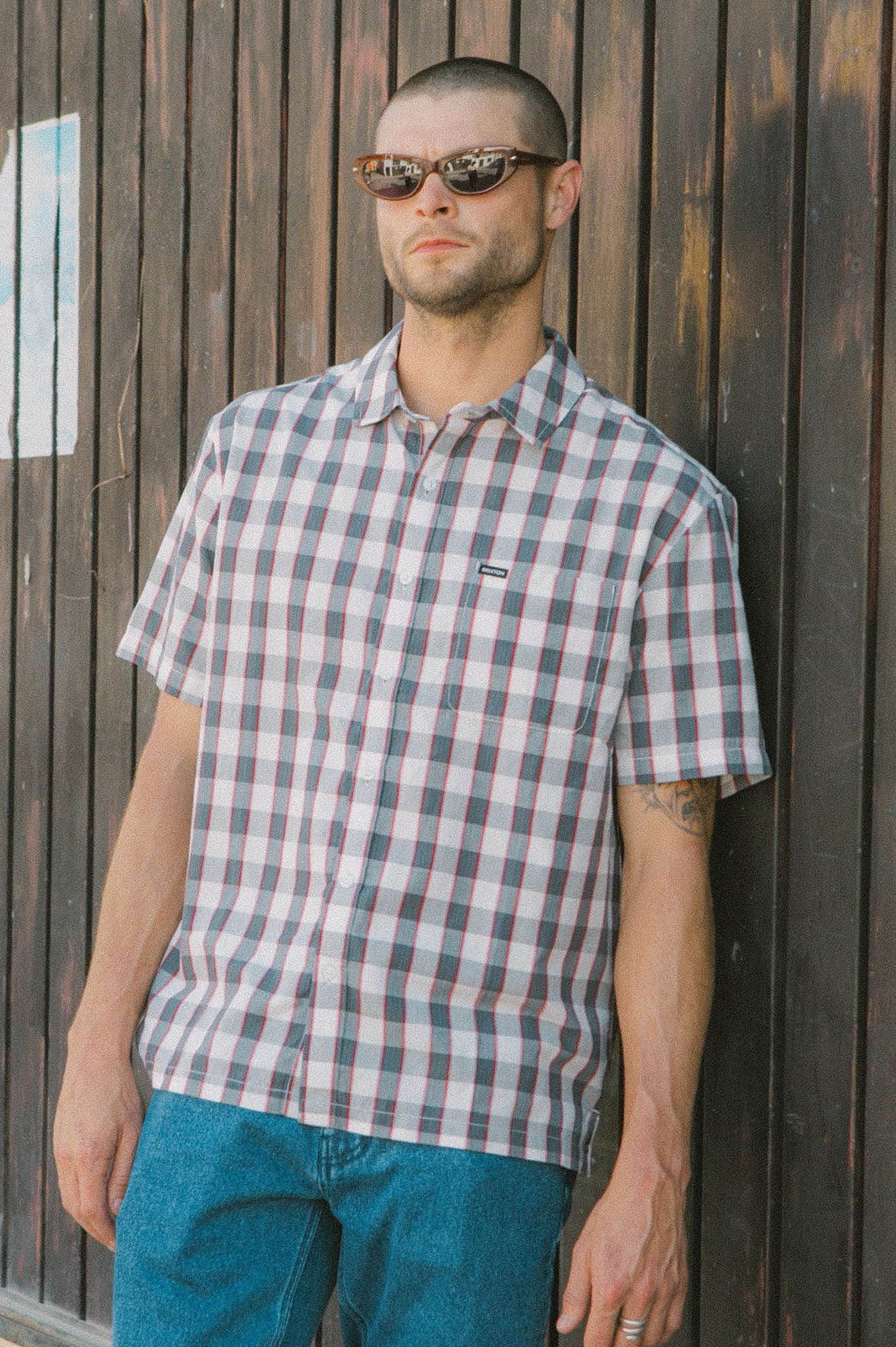 brixton-cru-plaid-kurzarmhemd-schwarz-off-white-rot-karohemd image 5