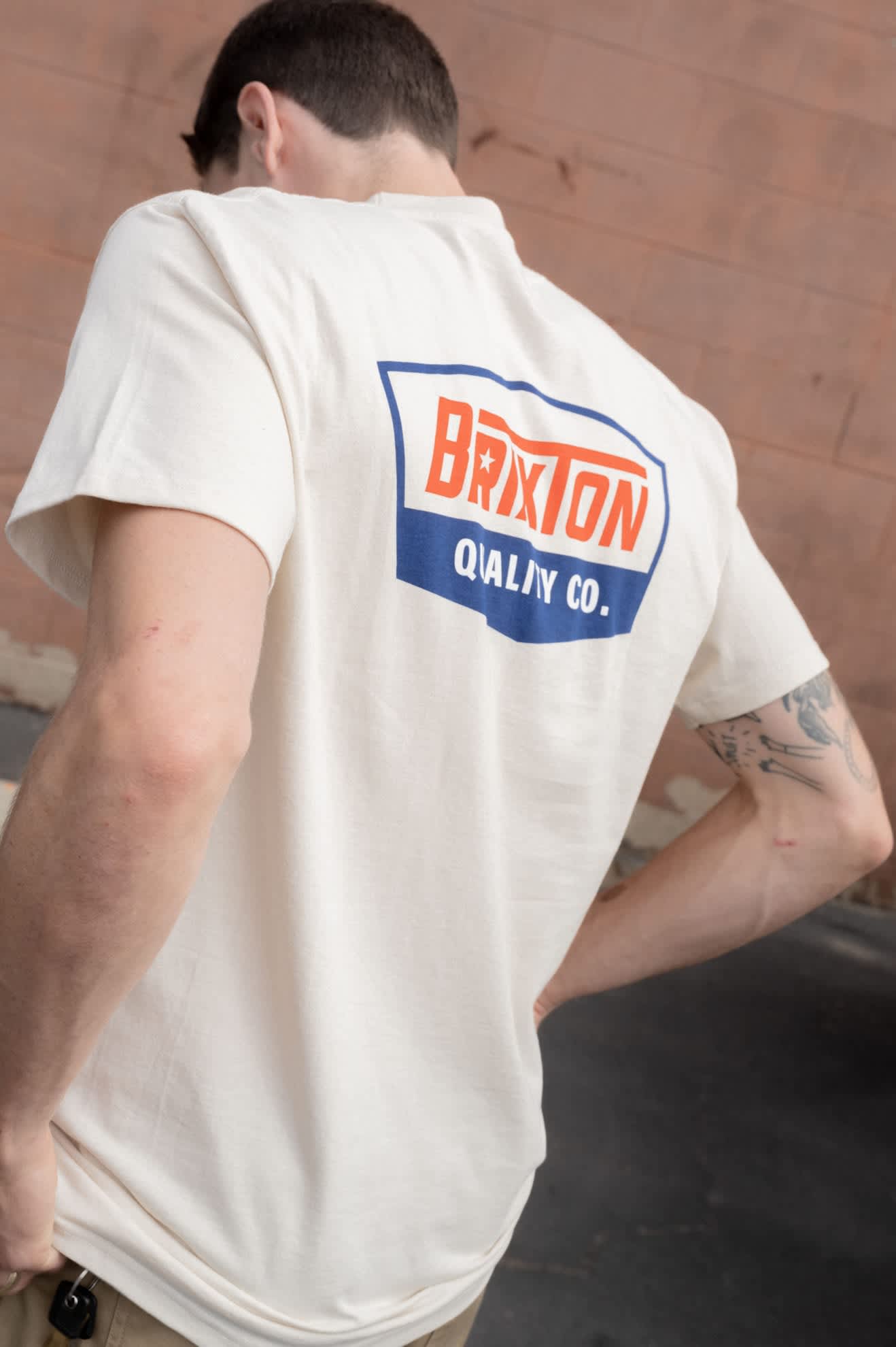 brixton-regal-star-t-shirt-herren-creme-navy-rot image 4