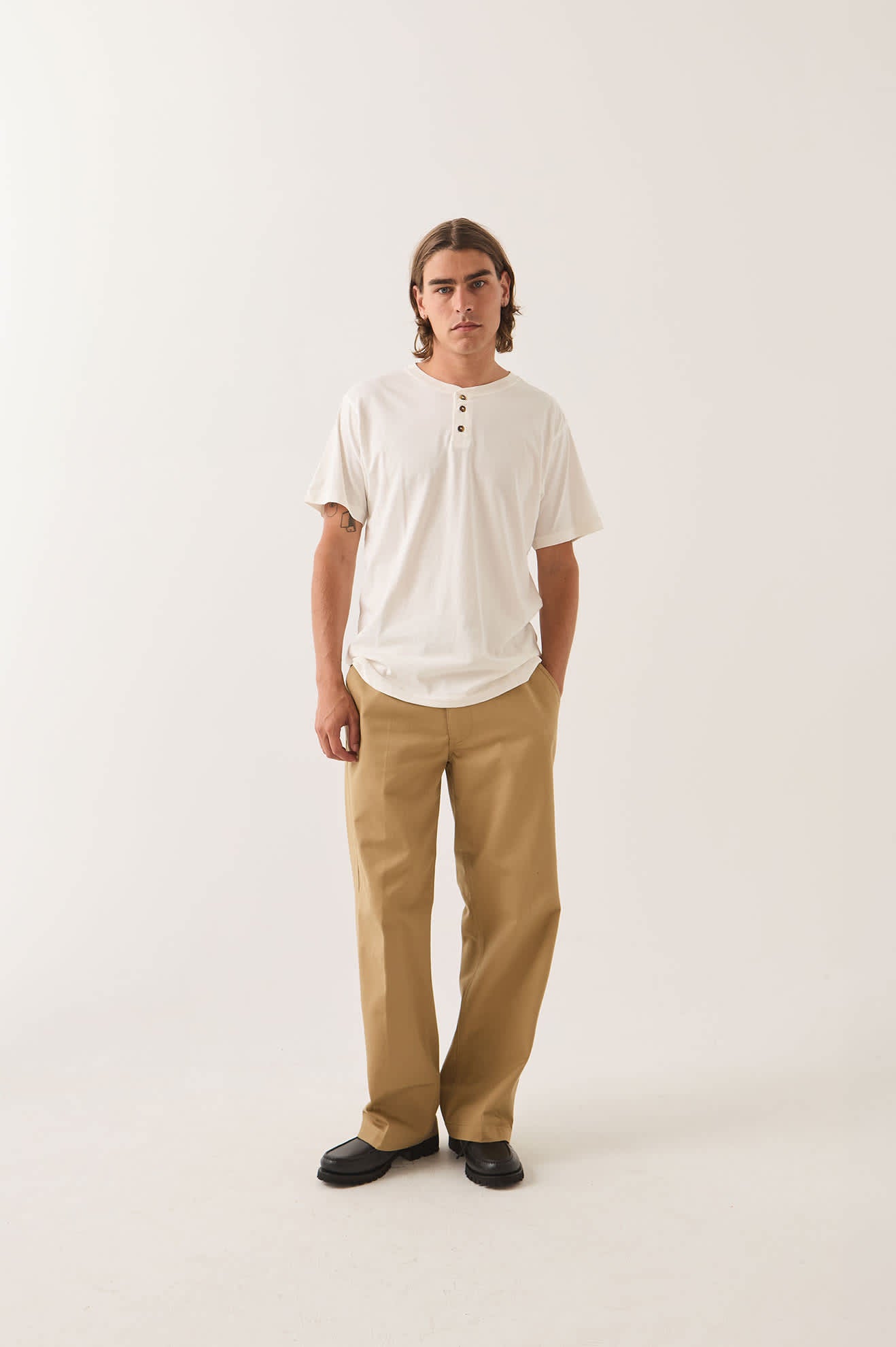 brixton-baseline-henley-t-shirt-off-white-vintage-wash-baumwolle image 2