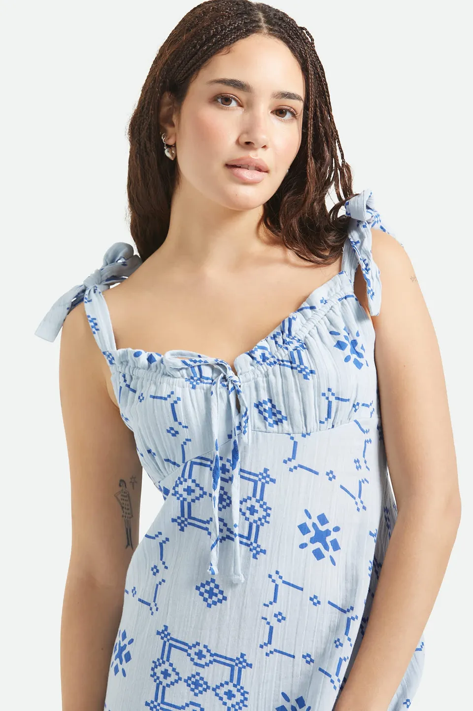 brixton-the-tie-dress-aura-blue-tile-print-baumwollkleid image 1