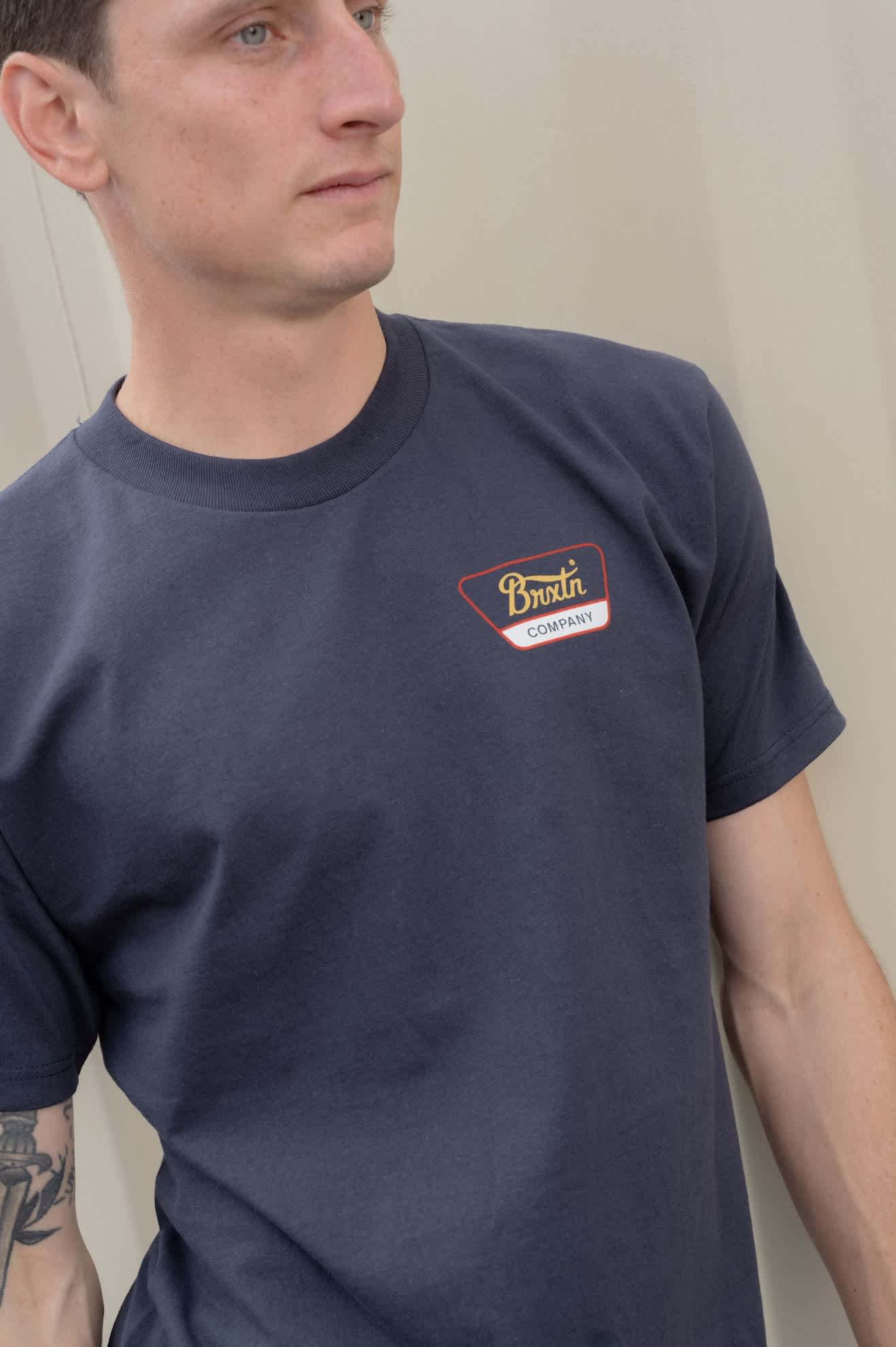 brixton-linwood-t-shirt-navy-rot-kupfer-mit-print image 4