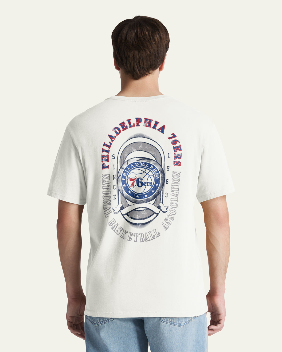 47-foundation-76ers-oval-backer-t-shirt-sand-herren image 1